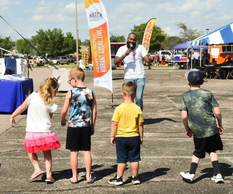 Hearth-Of-Hutch-Performer-with-kids